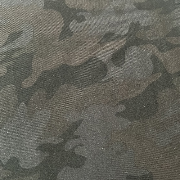 Lululemon black camouflage top - Picture 4 of 4